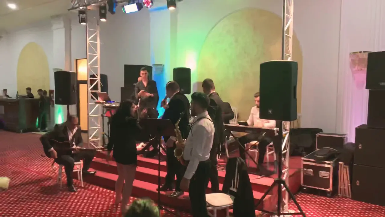 Live Razvan de la Pitesti si formatia - stop stop faceti loc (Revelion 2019 - 2020)