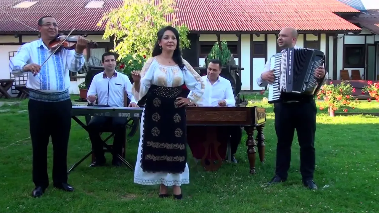 Paula Butusina - Pe la vreo 50 de ani