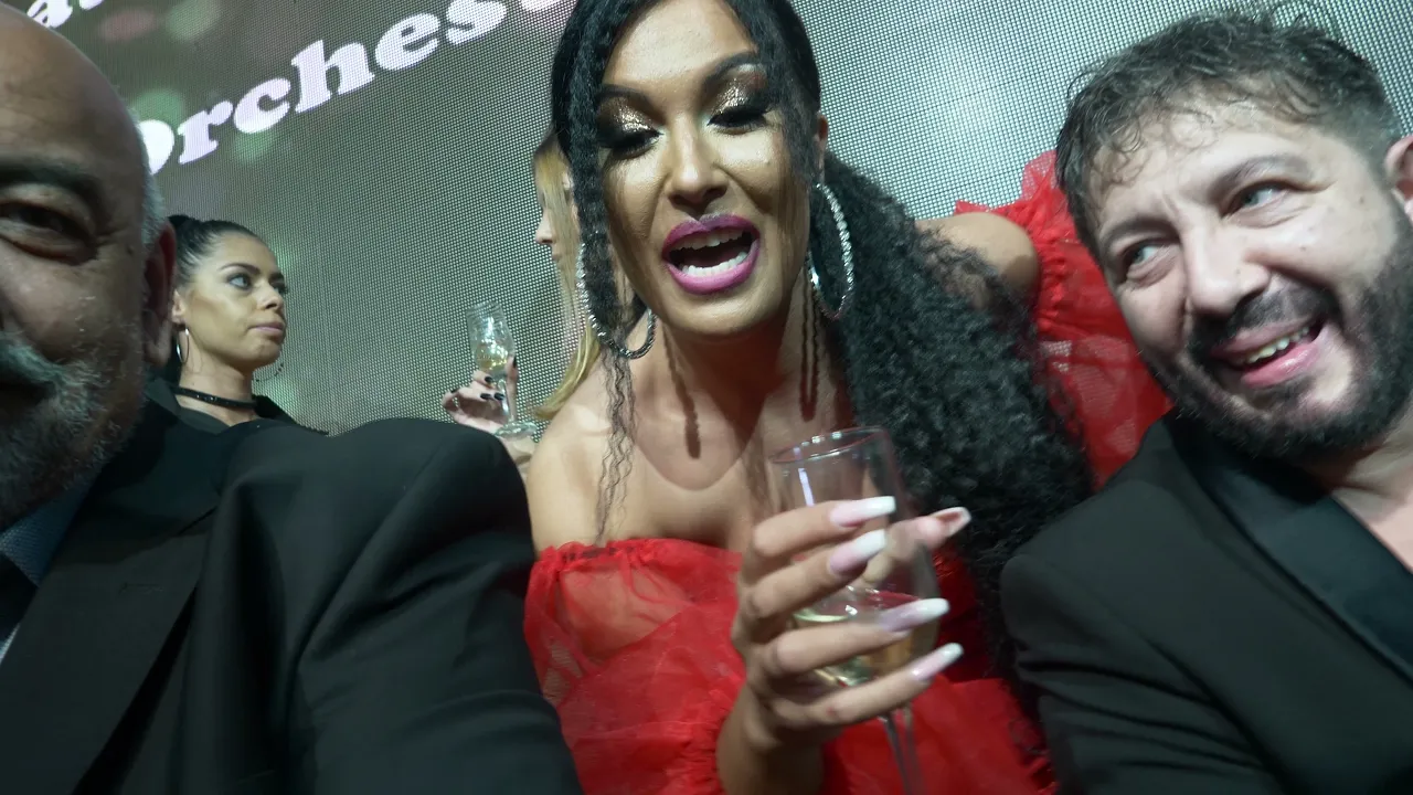 Laura Constantin si Ionica Minune - Suntem la PETRECERE