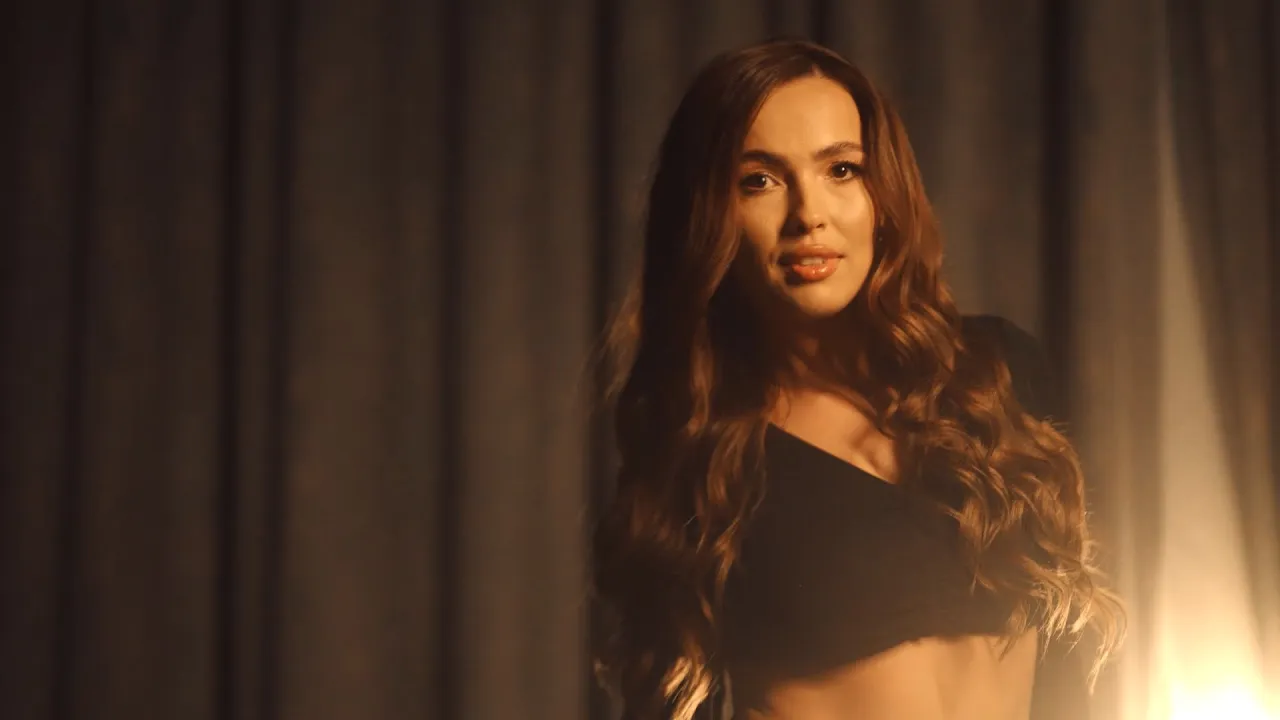 Iulia Plescan - Cu sampanie si vin (Originala 2022)