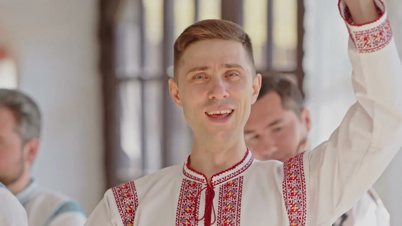 Ansamblul etnofolcloric Plaiesii - E frumos si ii sta bine