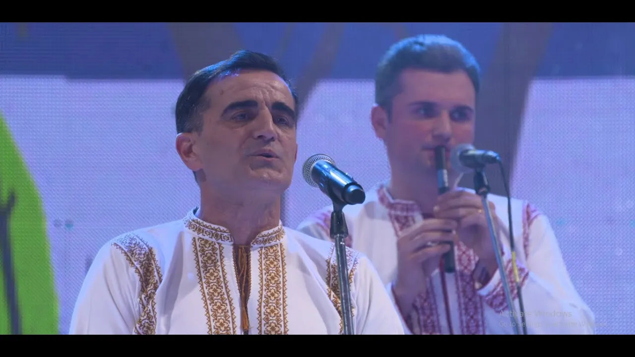 Ansamblul etnofolcloric Plaiesii - Florile dalbe de meri dulci (colind de gazda)