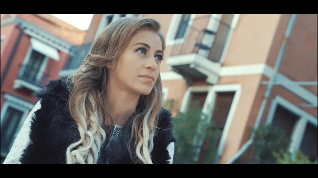 DANYA - INTR-UN COLTISOR DE LUME (Originala 2020)