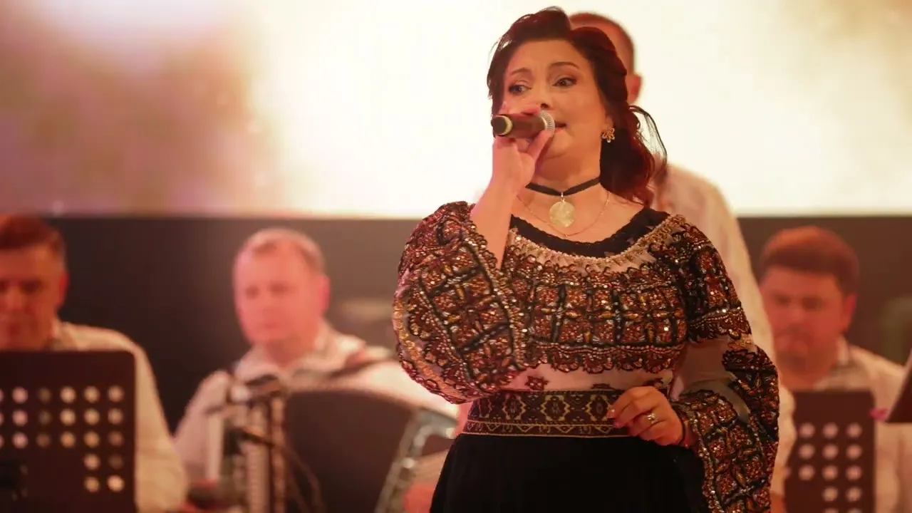 Laura Olteanu - Acasa-i Romania (Acompaniaza Orchestra Moldovlaska)