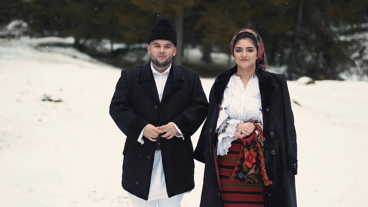 Palage Marius si Elena Hazbeiu - La capatul satului (Colind)