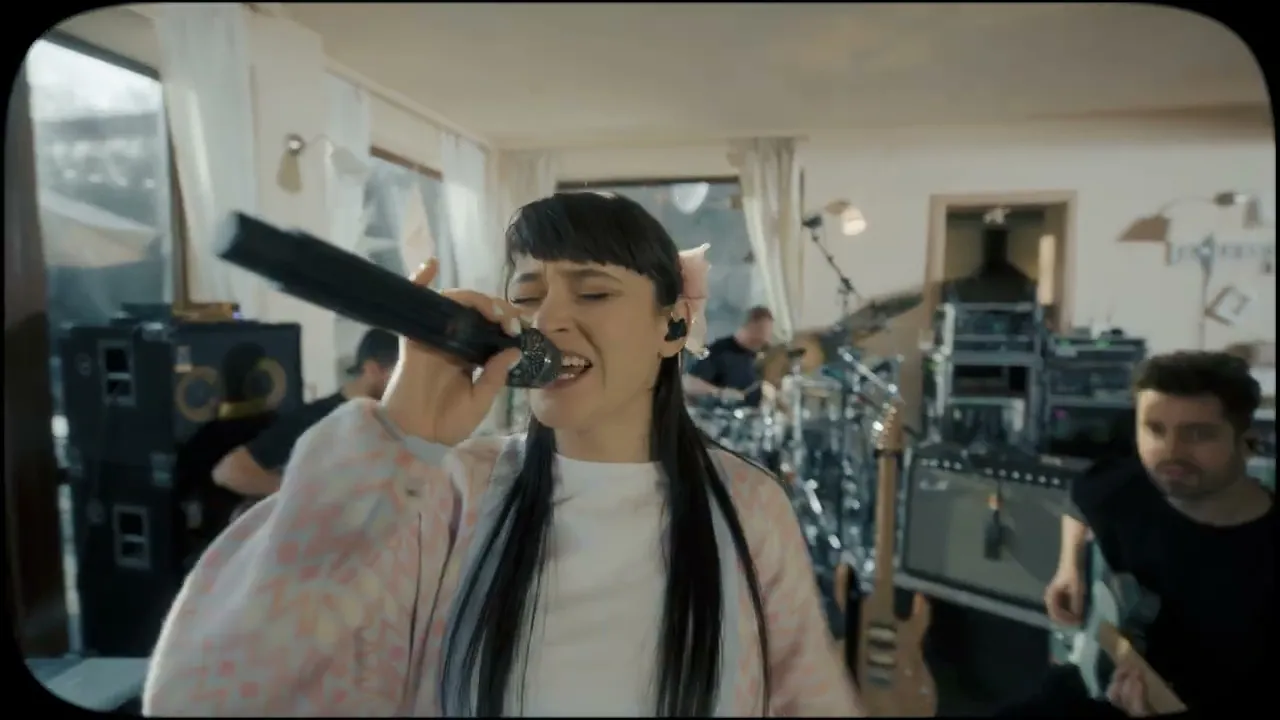 Irina Rimes - Ultima (live dintr-o sufragerie)