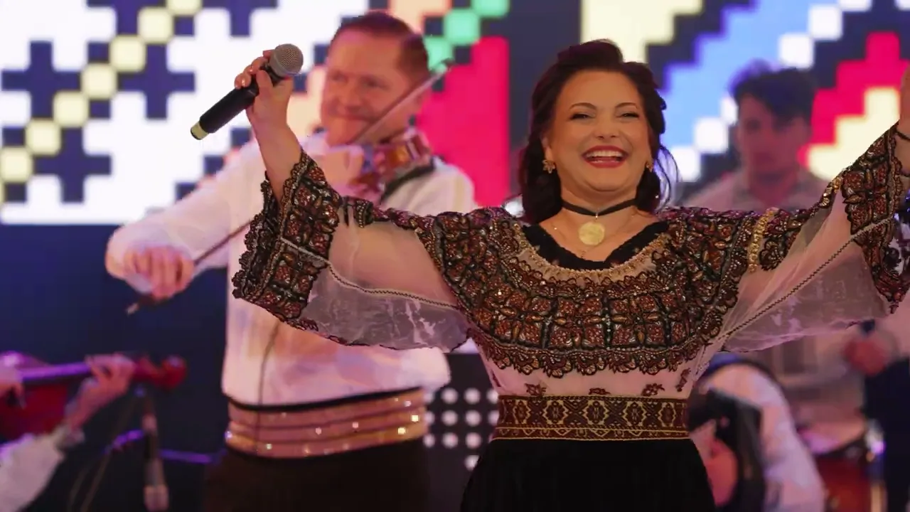 Laura Olteanu - Traieste, lume frumos x Dumnezeu mi-a dat noroc (Acompaniaza Orchestra Moldovlaska)