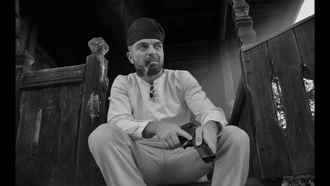 Gavrila cu Pacha Man - Cinci cutite si-un pistol (Original Radio Edit)