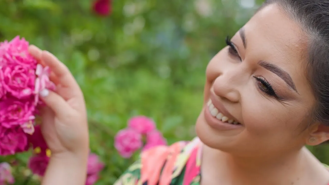 Laura - Trandafir rosu, inflorit