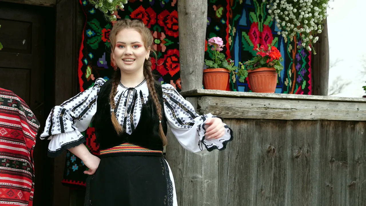 Larisa Sandescu - Trece badita prin sat