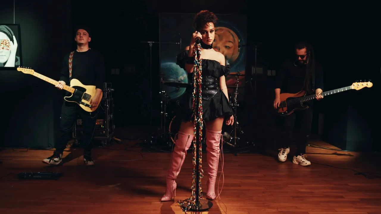 Holy Molly - Pastila de somn (Art Gallery Session)