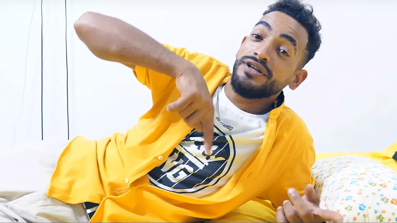 George de la Liceul 5 - Femeie in costum albastru (Originala 2020)