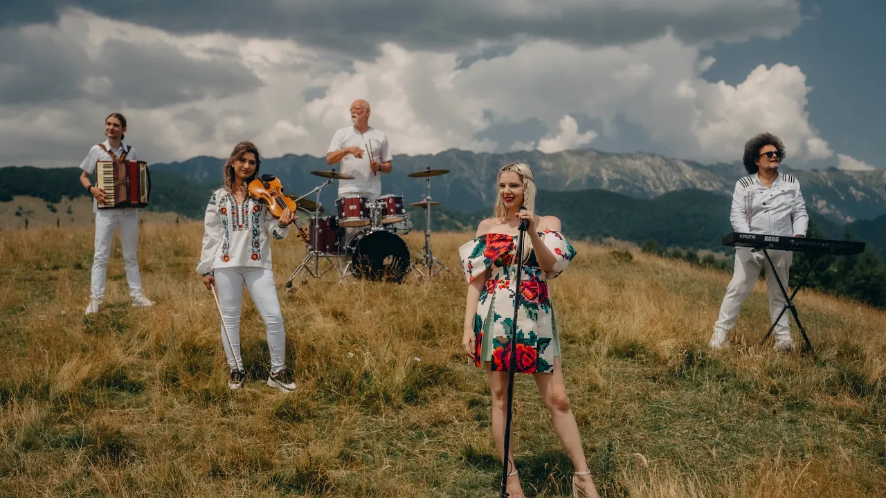 Sandra N - Colaj Live Band - Fratilor Carpatilor x Pe cararea muntilor x Floare de cires x Omul bun