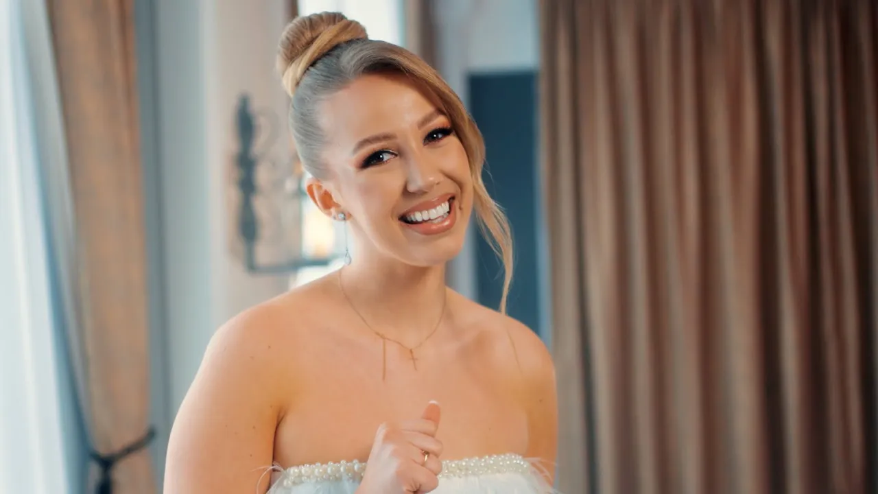 Amalia Tomoiaga - Cu haine de milioane