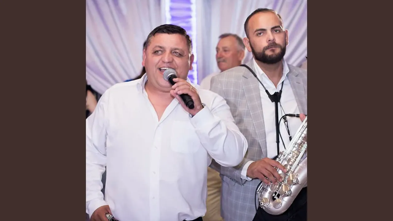 COCO DE LA SLATINA - PE POTECA DIN GRADINA