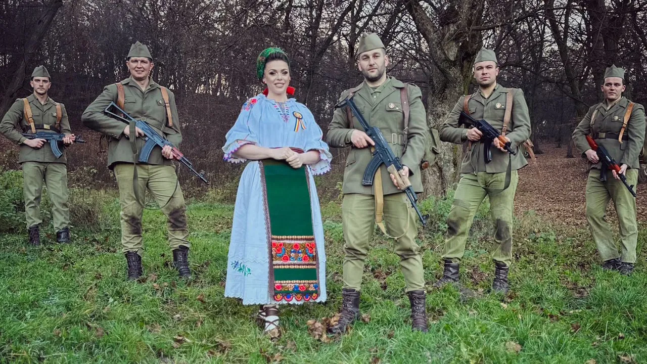 Oana - Camelia Bara - Trec catanile cantand