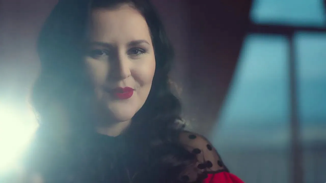 Cosmina Cucura - Sunt asa de fericita